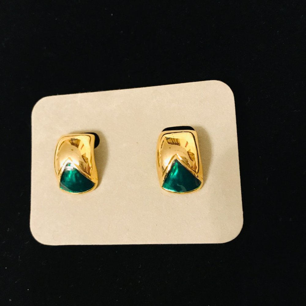 GOLDTONE AND EMERALD GREEN BOLD CLIP-ON EARRINGS